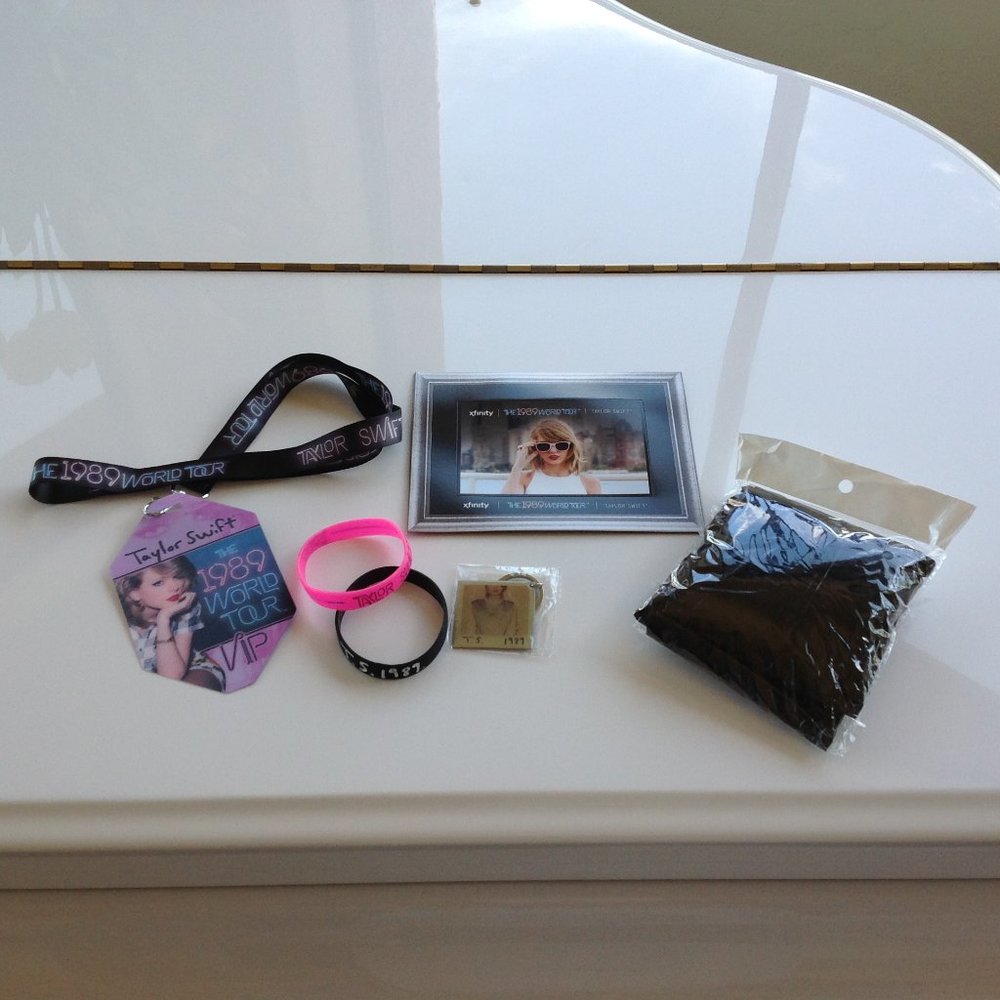 TAYLOR SWIFT VIP Merchandise Set from “1989 Tour”